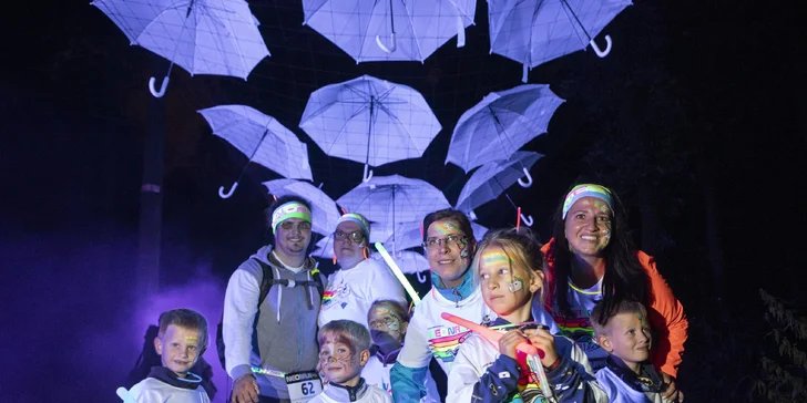 Neon Run: startovní balíček s čelenkou, svítící tyčí i medailí a bohatým občerstvením v cíli