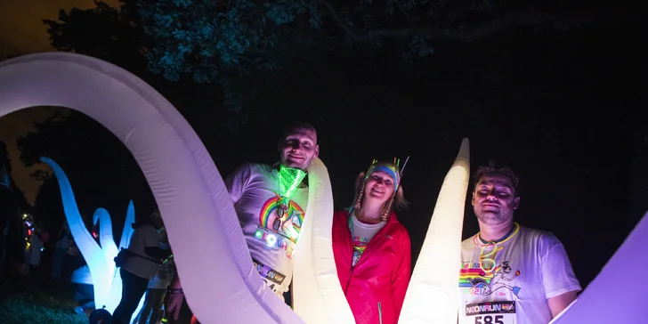 Neon Run: startovní balíček s čelenkou, svítící tyčí i medailí a bohatým občerstvením v cíli