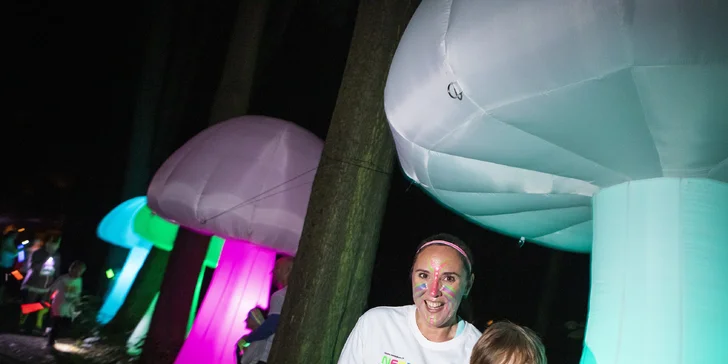 Neon Run: startovní balíček s čelenkou, svítící tyčí i medailí a bohatým občerstvením v cíli