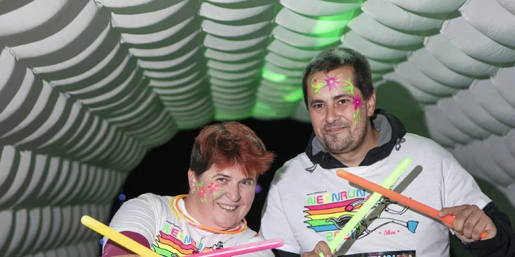 Neon Run: startovní balíček s čelenkou, svítící tyčí i medailí a bohatým občerstvením v cíli