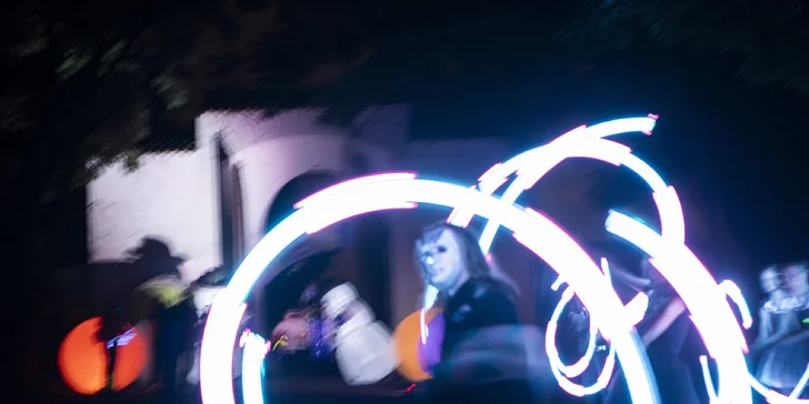 Neon Run: startovní balíček s čelenkou, svítící tyčí i medailí a bohatým občerstvením v cíli