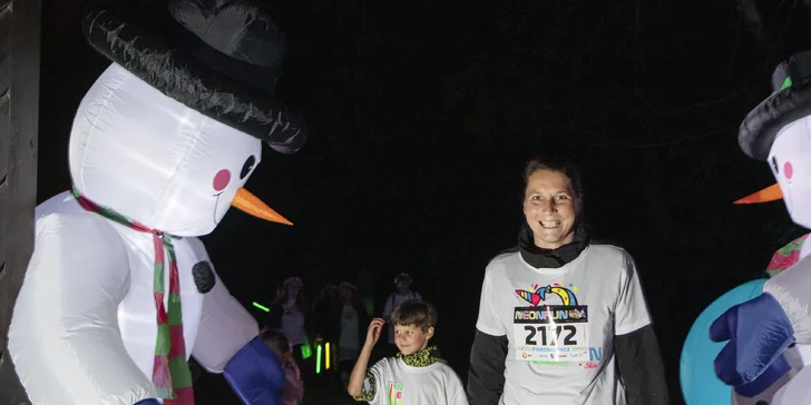 Neon Run: startovní balíček s čelenkou, svítící tyčí i medailí a bohatým občerstvením v cíli