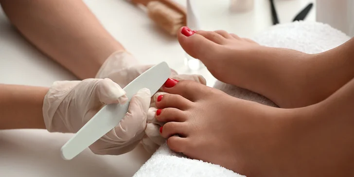 Pedikúra i s lakováním nehtů či uvolňující masáží chodidel