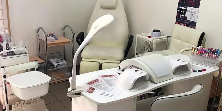 Pedikúra i s lakováním nehtů či uvolňující masáží chodidel