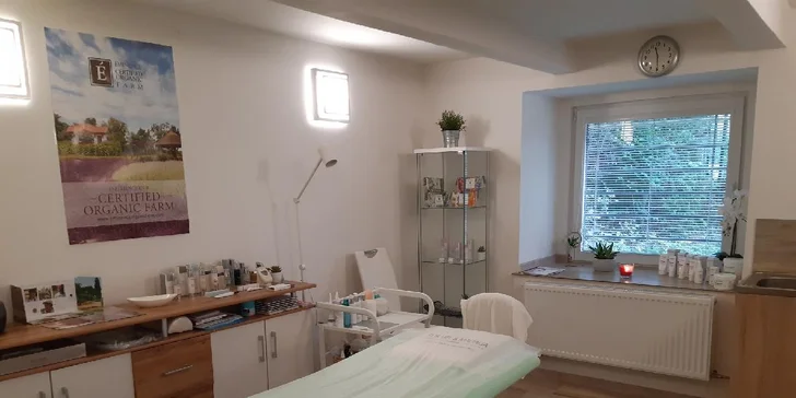 Ošetření galvanickou žehličkou, základní kosmetika, péče s kyselinou hyaluronovou i masážní brýle