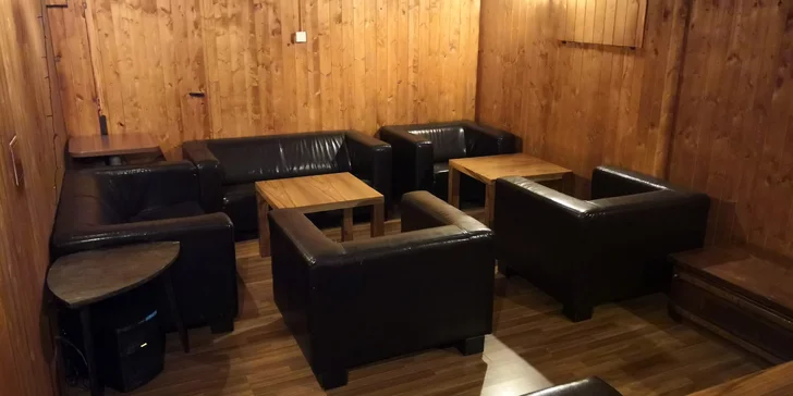 Oslava či setkání s přáteli: pronájem salonku s lahví Havana Club a Coca-colou