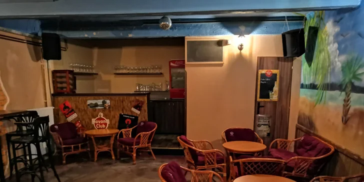 Oslava či setkání s přáteli: pronájem salonku s lahví Havana Club a Coca-colou