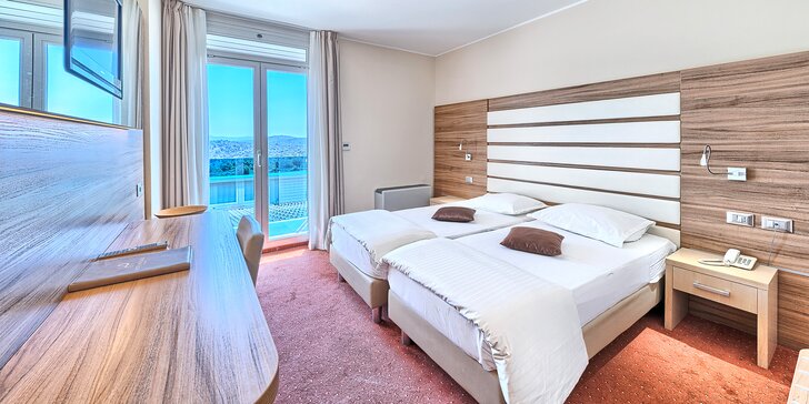Pobyt se snídaní u Šibeniku: zmodernizovaný hotel s bazénem a pokoji s výhledem na zátoku i město