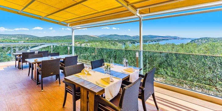 Pobyt se snídaní u Šibeniku: zmodernizovaný hotel s bazénem a pokoji s výhledem na zátoku i město