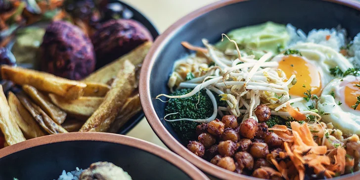 Veganský či vegetariánský burger nebo bowl dle výběru a nápoj pro 1 či 2 osoby
