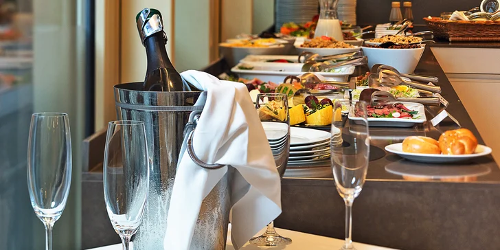 Bohatá bufetová snídaně v 5* hotelové restauraci pro 1 či 2 osoby, o víkendu i s proseccem