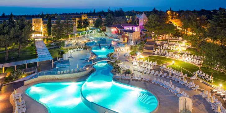 Chorvatský Umag: 4* resort s bazény a aquaparkem, jídlo i pití, 200 m na pláž a děti zdarma