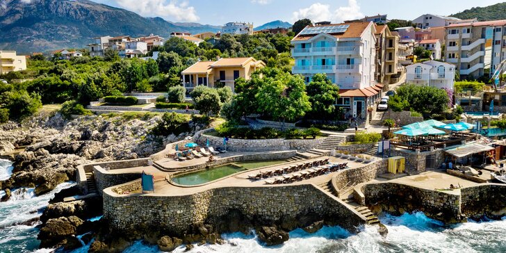 Pobyt až pro 6 osob v Černé Hoře: vstup do moře přímo u hotelu, snídaně, bazén s lehátky a slunečníky
