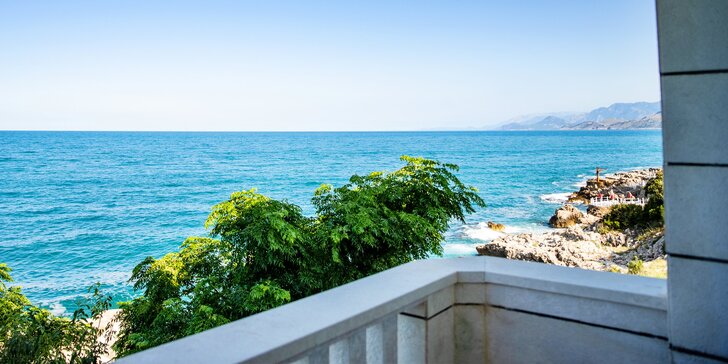 Pobyt až pro 6 osob v Černé Hoře: vstup do moře přímo u hotelu, snídaně, bazén s lehátky a slunečníky