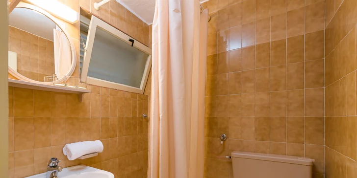 Týdenní pobyt na Makarské kousek od pláže, polopenze: pokoje s klimatizací a balkonem