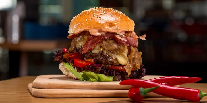 Special burger, steakové hranolky a nápoj pro 1 či 2 os.: v bulce hovězí s čedarem, volským okem i chilli