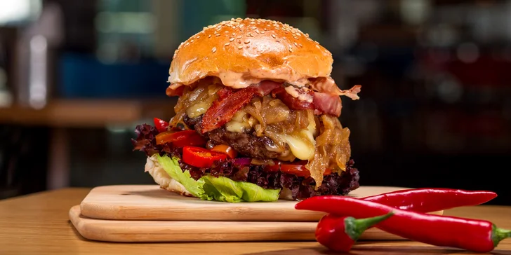 Special burger, steakové hranolky a nápoj pro 1 či 2 os.: v bulce hovězí s čedarem, volským okem i chilli