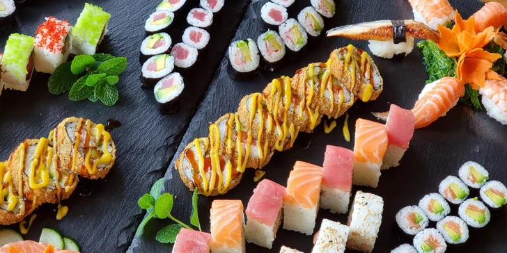 66 až 106 ks pestrobarevného sushi: maki i nigiri s rybami a zeleninou