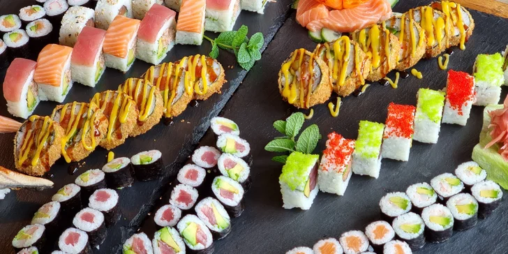 66 až 106 ks pestrobarevného sushi: maki i nigiri s rybami a zeleninou