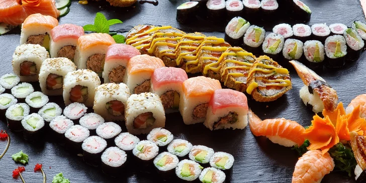 66 až 106 ks pestrobarevného sushi: maki i nigiri s rybami a zeleninou
