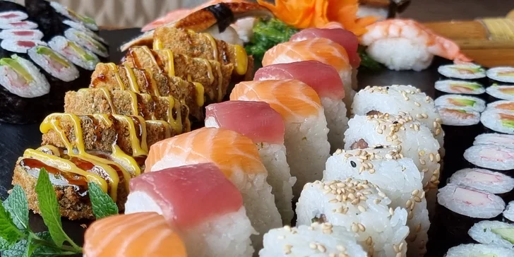 66 až 106 ks pestrobarevného sushi: maki i nigiri s rybami a zeleninou