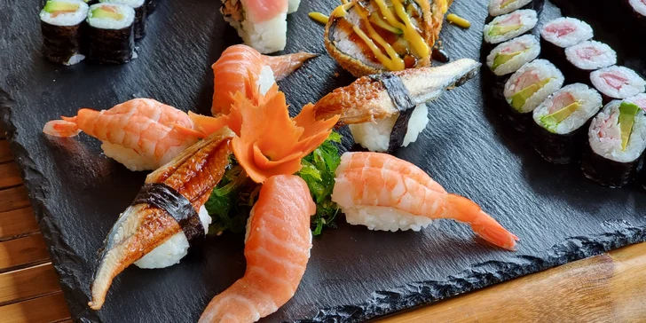 66 až 106 ks pestrobarevného sushi: maki i nigiri s rybami a zeleninou