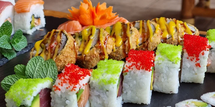 66 až 106 ks pestrobarevného sushi: maki i nigiri s rybami a zeleninou