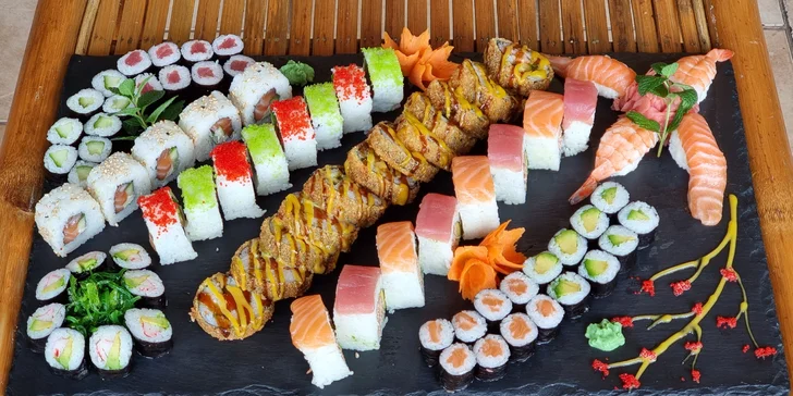 66 až 106 ks pestrobarevného sushi: maki i nigiri s rybami a zeleninou