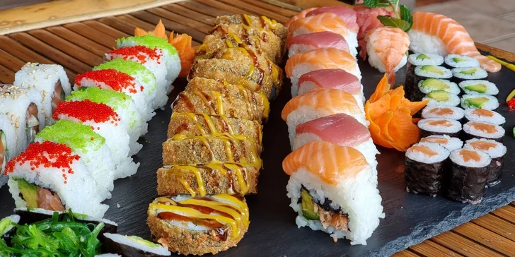 66 až 106 ks pestrobarevného sushi: maki i nigiri s rybami a zeleninou