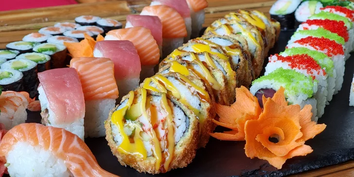66 až 106 ks pestrobarevného sushi: maki i nigiri s rybami a zeleninou