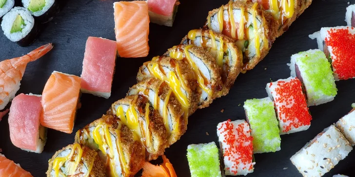 66 až 106 ks pestrobarevného sushi: maki i nigiri s rybami a zeleninou