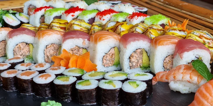 66 až 106 ks pestrobarevného sushi: maki i nigiri s rybami a zeleninou