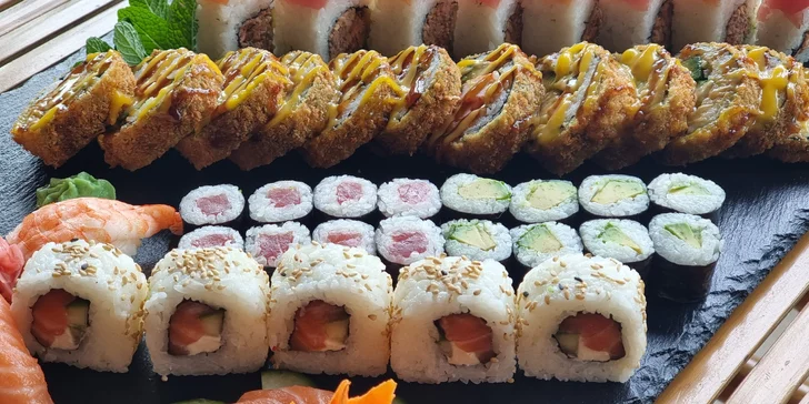 66 až 106 ks pestrobarevného sushi: maki i nigiri s rybami a zeleninou