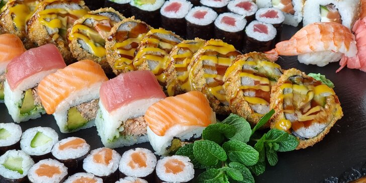 66 až 106 ks pestrobarevného sushi: maki i nigiri s rybami a zeleninou