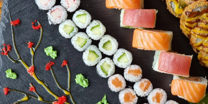 66 až 106 ks pestrobarevného sushi: maki i nigiri s rybami a zeleninou