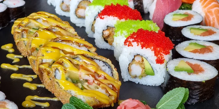66 až 106 ks pestrobarevného sushi: maki i nigiri s rybami a zeleninou