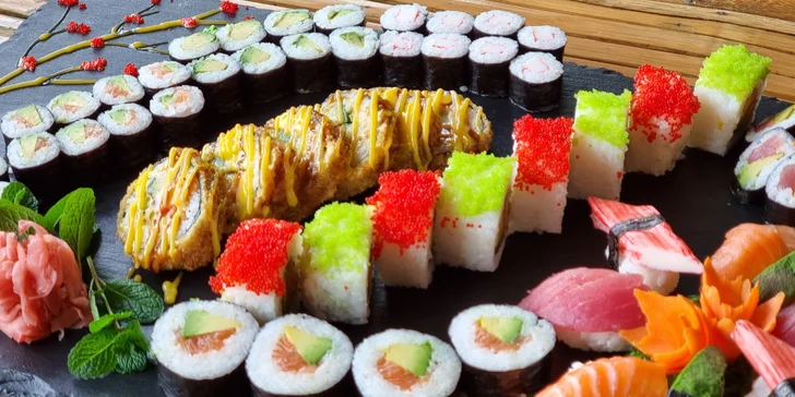 66 až 106 ks pestrobarevného sushi: maki i nigiri s rybami a zeleninou