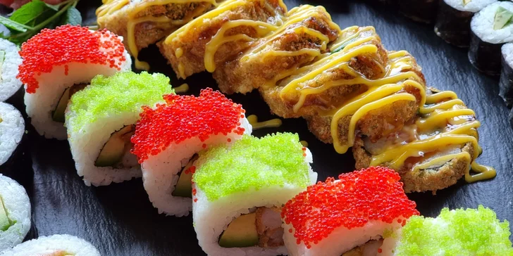 66 až 106 ks pestrobarevného sushi: maki i nigiri s rybami a zeleninou