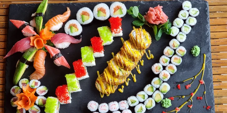 66 až 106 ks pestrobarevného sushi: maki i nigiri s rybami a zeleninou