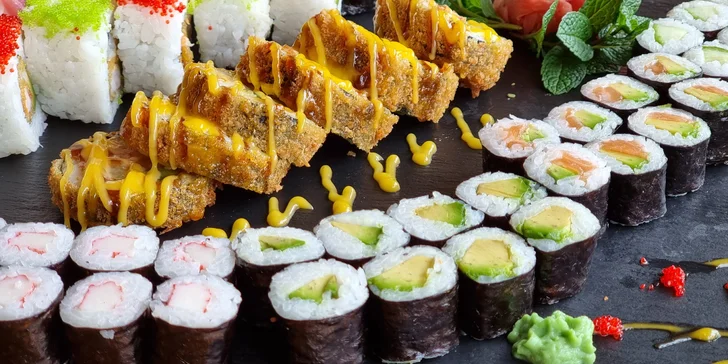 66 až 106 ks pestrobarevného sushi: maki i nigiri s rybami a zeleninou