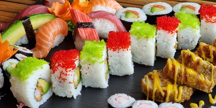 66 až 106 ks pestrobarevného sushi: maki i nigiri s rybami a zeleninou