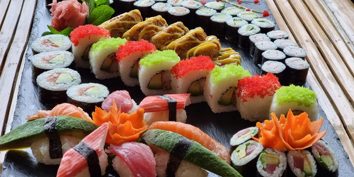 66 až 106 ks pestrobarevného sushi: maki i nigiri s rybami a zeleninou