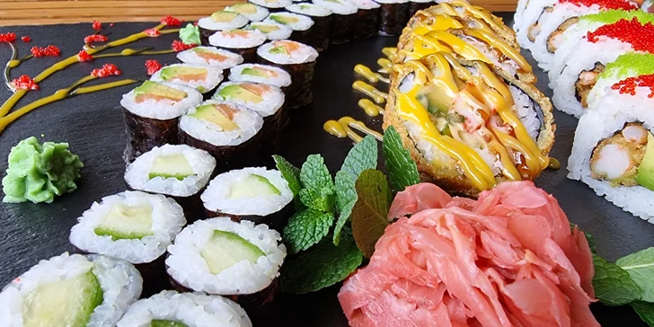 66 až 106 ks pestrobarevného sushi: maki i nigiri s rybami a zeleninou
