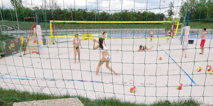 Zábava pro partu: hodina beachvolejbalu na pláži u Olympie