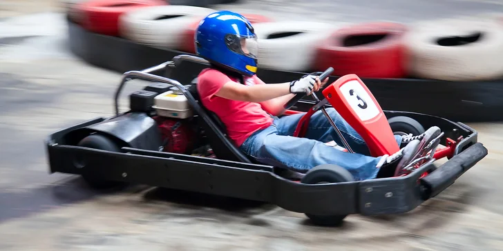 Prožeňte motokáru: divoké jízdy na velkém okruhu ve čtyřúrovňové hale