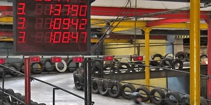Prožeňte motokáru: divoké jízdy na velkém okruhu ve čtyřúrovňové hale