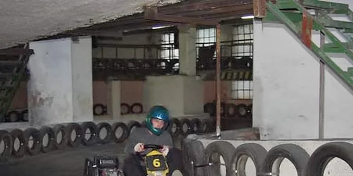Prožeňte motokáru: divoké jízdy na velkém okruhu ve čtyřúrovňové hale