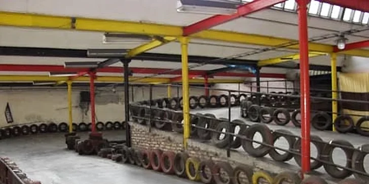 Prožeňte motokáru: divoké jízdy na velkém okruhu ve čtyřúrovňové hale