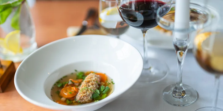 Degustační menu v klasicistním zámečku i vstup do wellness pro 2 osoby