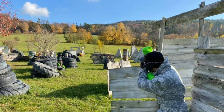 Adrenalinem nadupaná paintballová hra na hřišti s rozlohou 5 000 m²